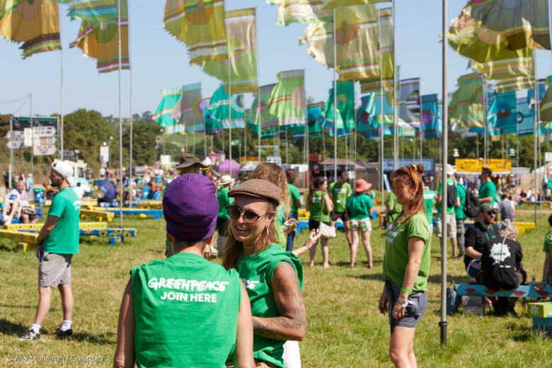 Militants et militantes de Greenpeace au festival de Glastonbury (UK) en 2022