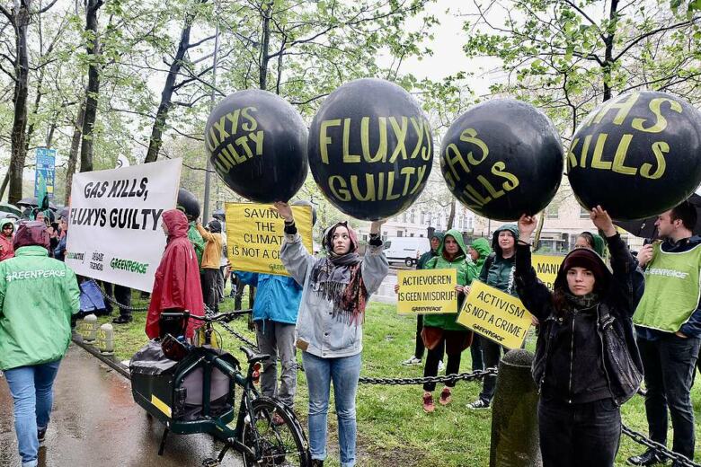 Des activistes se mobilisent à Bruxelles pendant l’AG de Fluxys