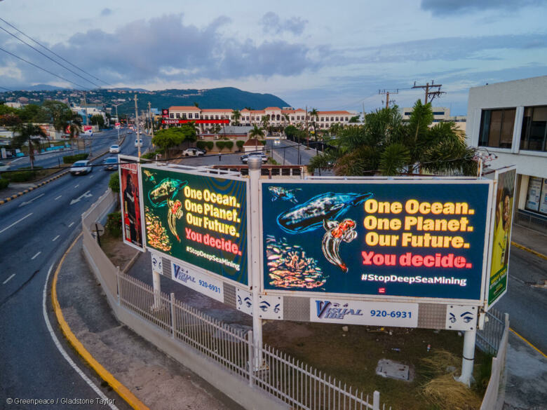 Panneaux d'affichage lors des discussions de l'AIFM à Kingston, Jamaïque, en juillet 2023. On peut lire 