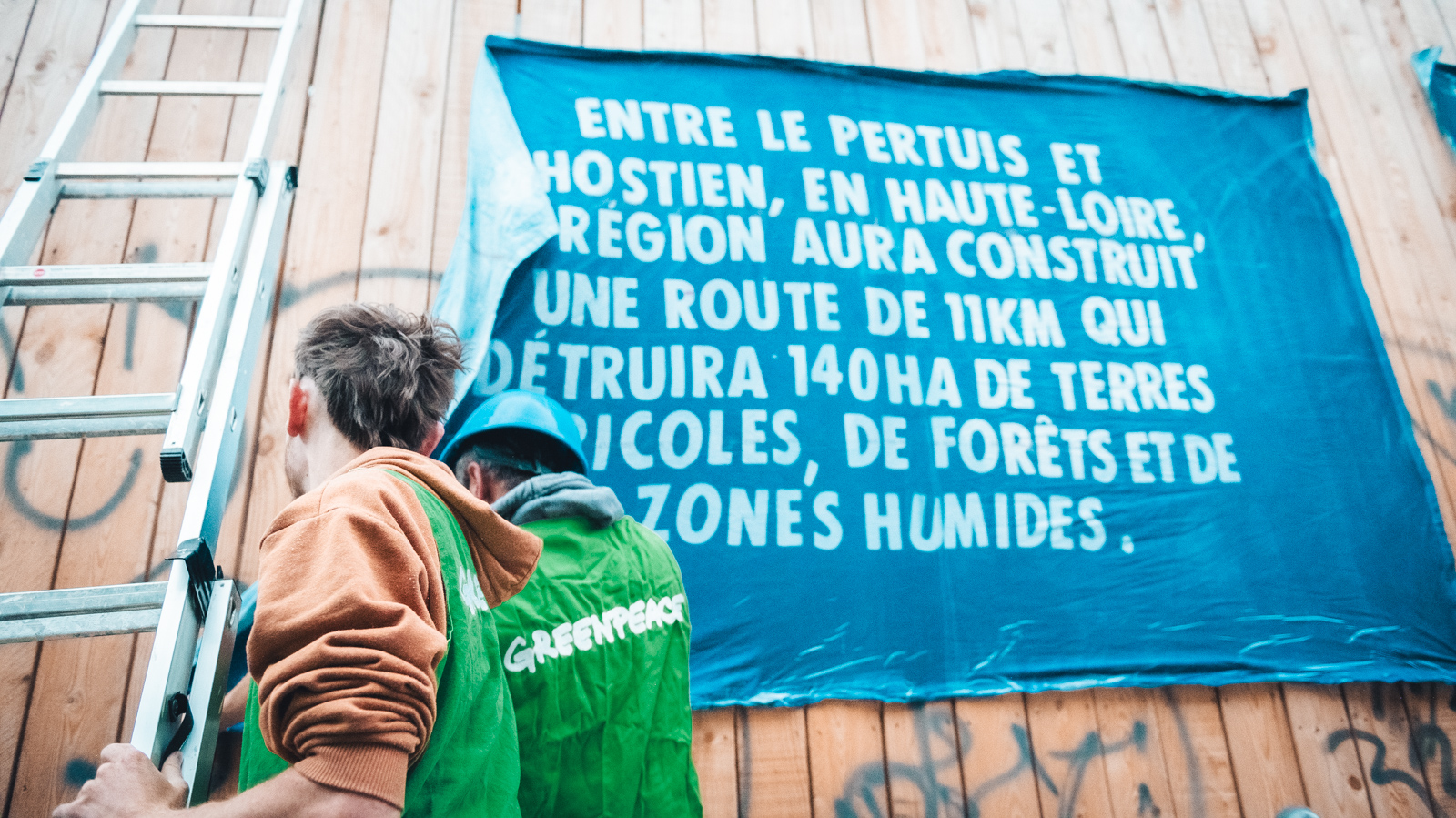 Mercredi 26 juillet 2023, via une action artistique monumentale dans le centre ville de la capitale auvergnate, le groupe local Greenpeace de Clermont-Ferrand a affiché son soutien à la Lutte des Sucs - collectif de paysan·nes, habitant·es et défenseur·ses du Vivant - qui se bat contre la construction d'une large portion de déviation à la Route Nationale 88 (RN88) entre Le Pertuis et Saint-Hostien, en Haute-Loire.