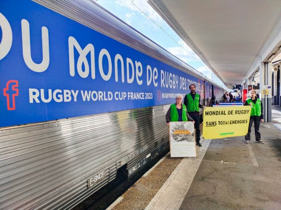 Lundi 7 novembre 2022, des militants et militantes de l’antenne auvergnate de Greenpeace se sont mobilisé·es en gare de Clermont-Ferrand pour dénoncer le partenariat entre la major pétrolière TotalEnergies et la Coupe du Monde de Rugby 2023 qui se déroulera en France l’an prochain. 