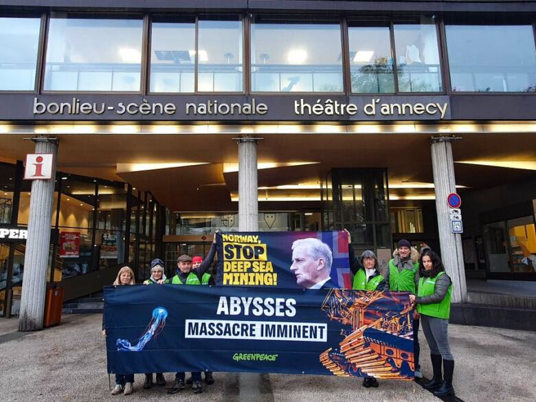 Mobilisation à Annecy contre l'exploitation minière en eaux profondes