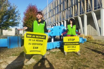 ACTION : Greenpeace retire symboliquement le logo de la région AuRA