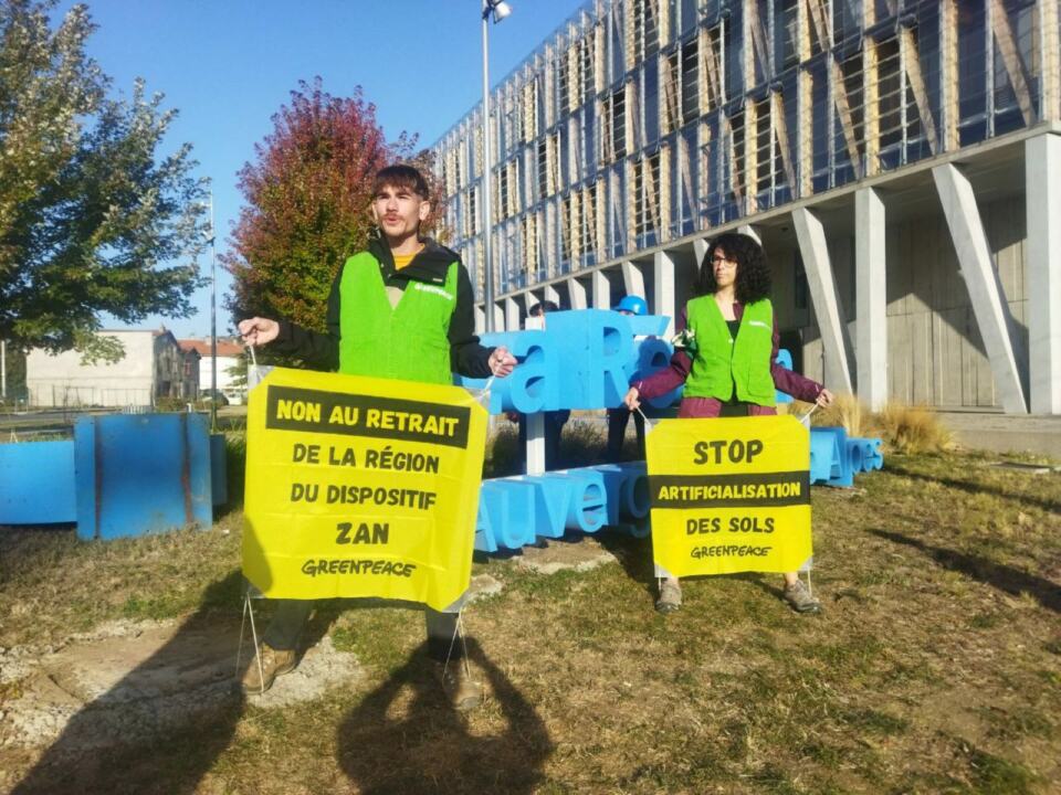 Dimanche 8 octobre 2023, le groupe local Greenpeace de Clermont-Ferrand est passé à l’action pour dénoncer la récente décision prise par Laurent Wauquiez, président de la Région AuRA, de sortir celle-ci du dispositif Zéro Artificialisation Nette (ZAN). 