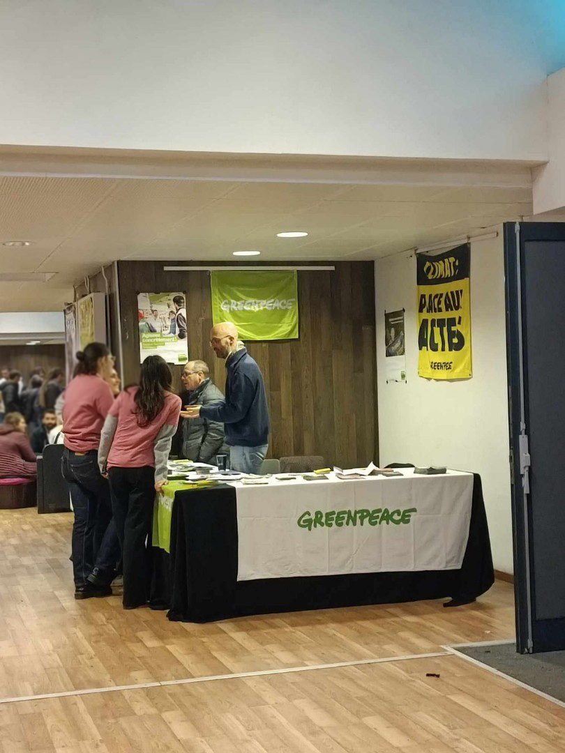 
Un stand Greenpeace France / Groupe local Le Mans attendait les spectateurice