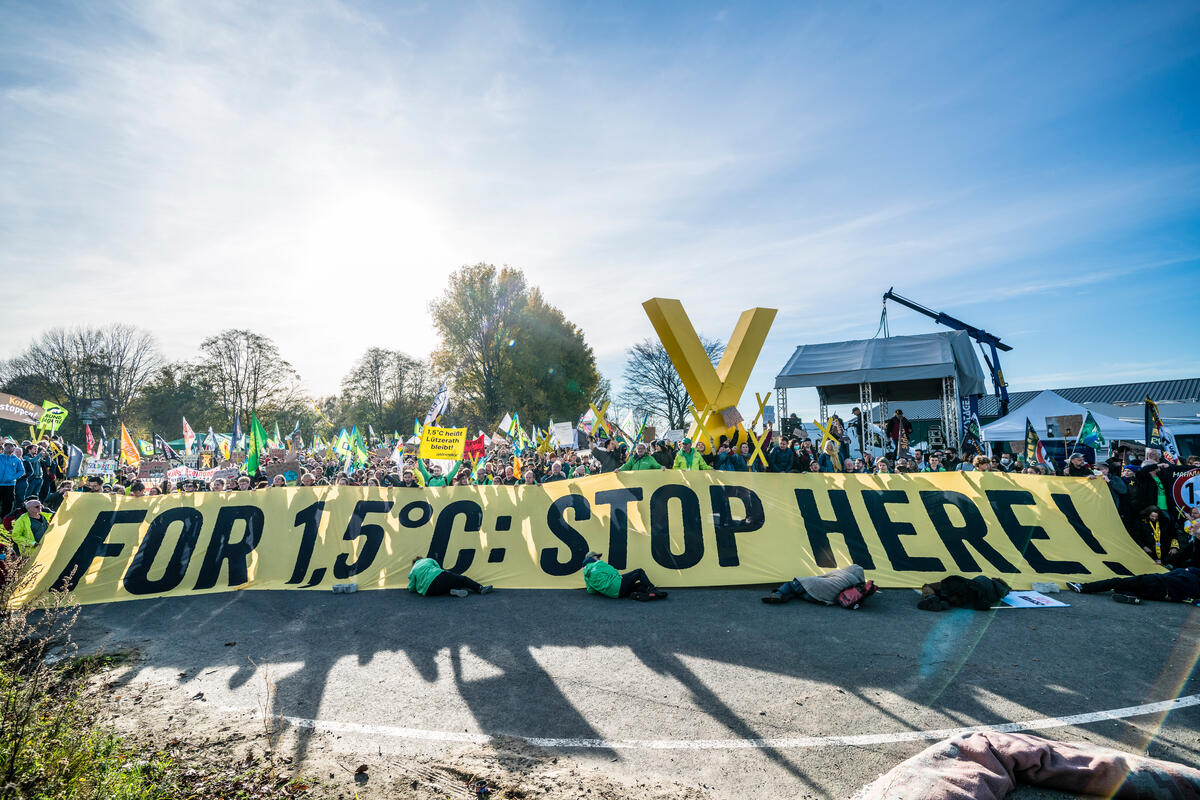 La COP28 s'est terminée ce mercredi 13 décembre. Après plus de deux semaines de négociations intenses et parfois sous influence (avec la présence de près de 2500 lobbyistes des énergies fossiles), des caps importants ont été franchis à (tout) petits pas. Cependant, le texte de décision finale ne permet pas de lutter de façon assez ambitieuse contre la crise climatique au cours des années à venir.
