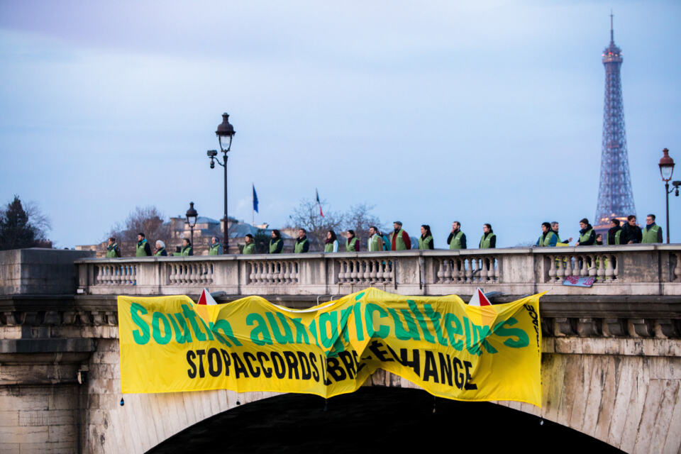 Premières victimes d’un système agro-industriel destructeur, de nombreux agriculteurs et agricultrices expriment ces dernières semaines une colère dont les racines sont profondes. Face à la paupérisation d’une partie du monde agricole, aux impacts du changement climatique et à la dépendance aux industries de l’agroalimentaire et de la grande distribution , il y a urgence à réformer en profondeur le système agroalimentaire. L’enjeu est triple : permettre aux agriculteurs de vivre dignement de leur travail, protéger les écosystèmes et garantir une alimentation saine pour toutes et tous.