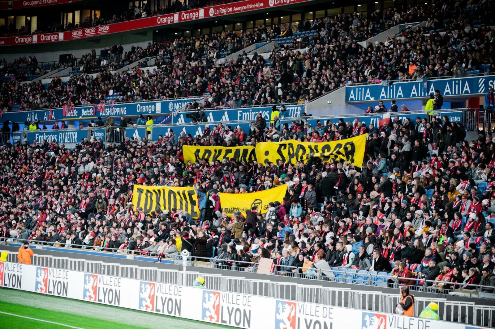 ⚽ NON AU SPONSORING DES POLLUEURS ! 🏭
Ce dimanche soir, 40 activistes d'