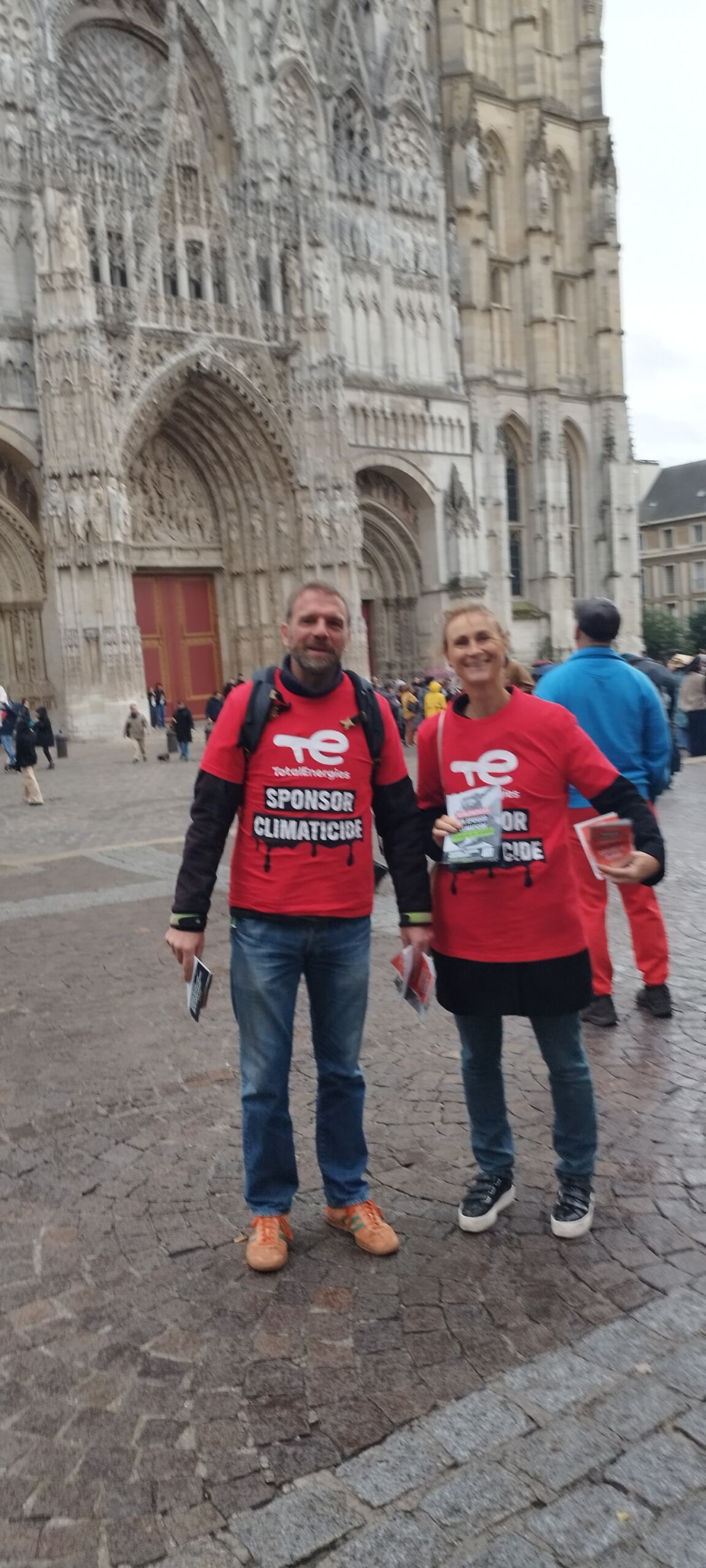 Distribution de flyers d'information et de pétitions contre les méfaits de T