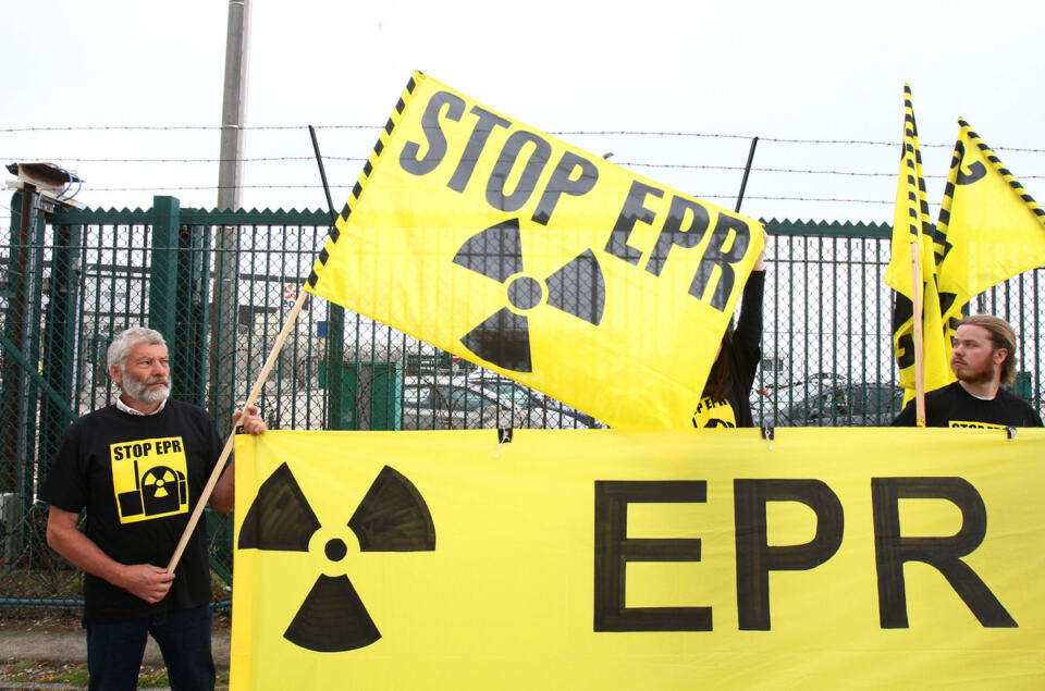 Le gouvernement français s’obstine à vouloir relancer la filière nucléaire à travers le «&nbspnouveau nucléaire » d’EDF. De vieux modèles de réacteurs remis au goût du jour, les promesses d’une technologie qui pourrait sauver le climat, mais une réalité bien différente. Greenpeace France publie aujourd’hui un rapport montrant l’irréalisme total des prévisions d’EDF pour la construction de six nouveaux réacteurs EPR2 : Coût du «&nbspnouveau nucléaire » : l’insoutenable légèreté d’EDF. Coûts minimisés, délais fantaisistes et manque de transparence. Ce rapport investigue le fiasco des derniers réacteurs construits par la France.