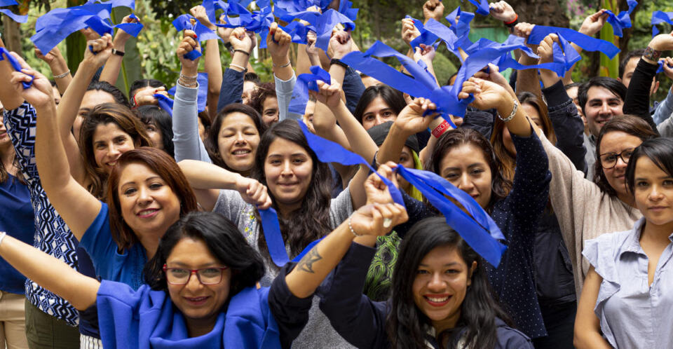 Les femmes ont toujours été en première ligne de la résistance. Des mouvements locaux et internationaux, menés par des groupes organisés de femmes, ont changé des lois, repoussé des frontières et transformé l’action collective dans le monde entier. Nous en avons encore eu la preuve il y a quelques jours, en France, où le droit à l’IVG a été inscrit dans la constitution suite à une large mobilisation féministe. Aujourd’hui plus que jamais, les mouvements féministes s’élèvent contre toutes formes d’oppressions.