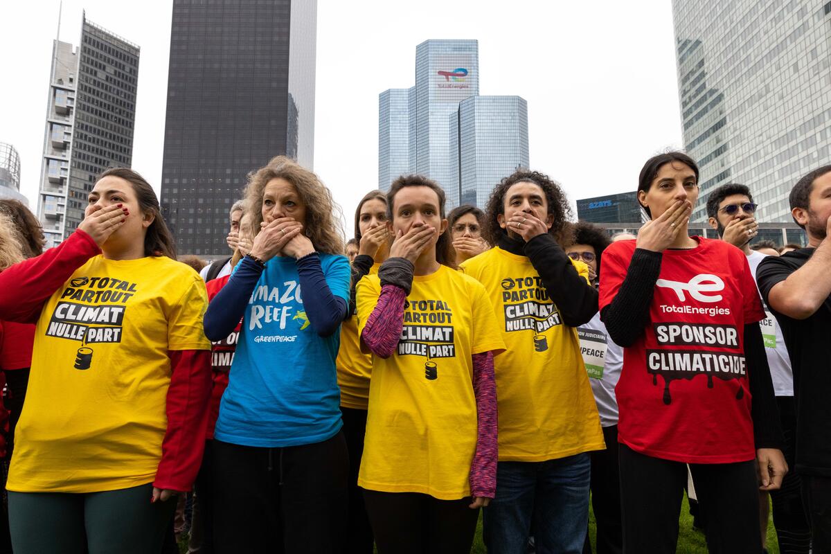 Les entreprises polluantes veulent étouffer les critiques !