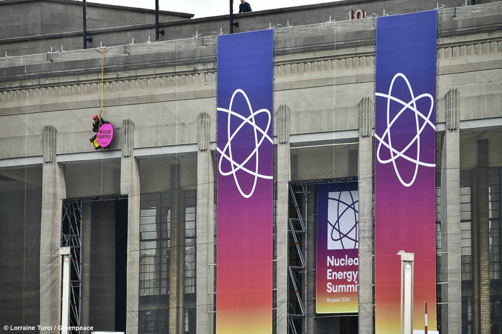 Aujourd'hui, Bruxelles accueille en grande pompe un sommet international sur l'énergie nucléaire co-organisé par l'Agence internationale de l'énergie atomique (AIEA) et le Premier ministre belge. Cet événement fait suite au projet insensé annoncé lors de la COP28 de tripler la production nucléaire dans le monde d'ici 2050. Une réunion internationale entre adeptes de l'atome totalement déconnectée de la réalité et de l'urgence climatique.