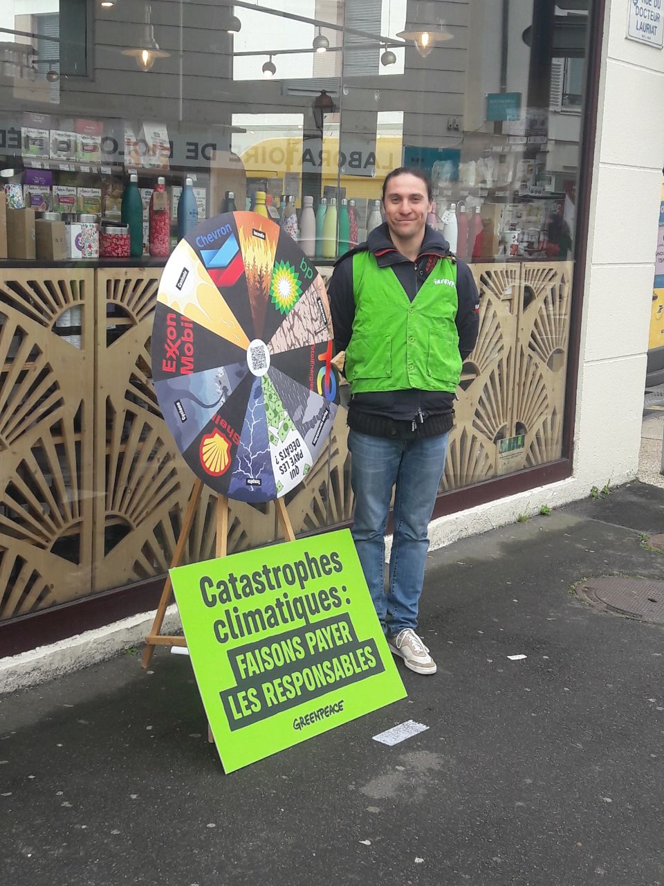 Ce samedi 27 Avril, nous étions à Orsay devant le Franprix du centre ville pou