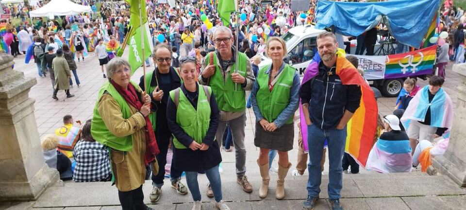 Le groupe local à défilé lors de la marche des fiertés à Rouen



 