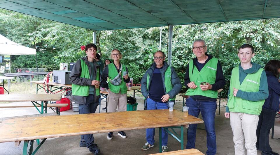 Les bénévoles ont tenu un stand Greenpeace durant le passage à Rouen de l’A