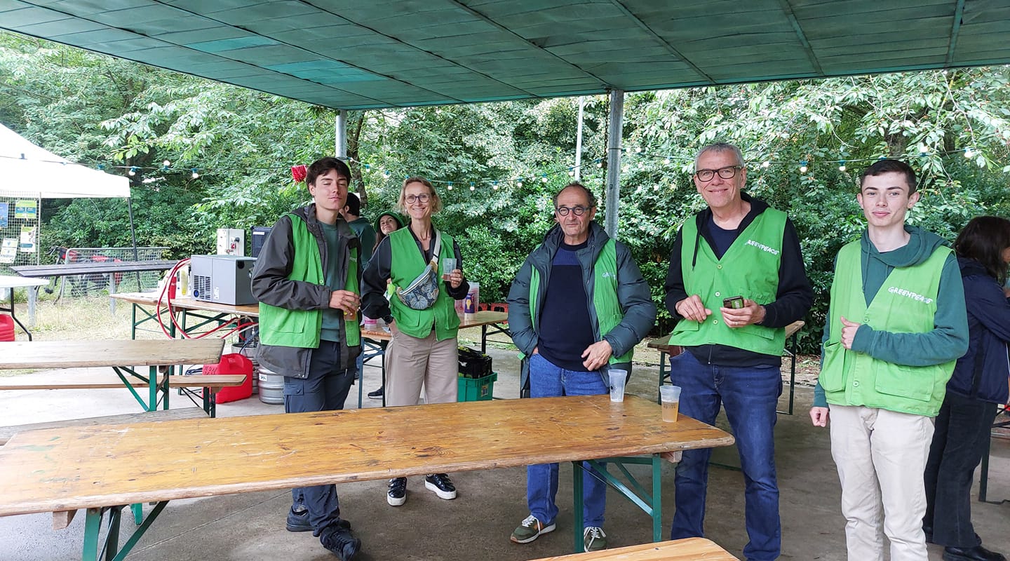 Les bénévoles ont tenu un stand Greenpeace durant le passage à Rouen de l'A