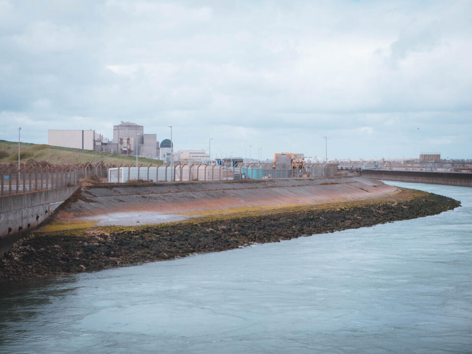 La centrale nucléaire de Gravelines dans les Hauts-de-France est la plus importante d’Europe avec six réacteurs nucléaires (qui auront tous plus de 40 ans l’année prochaine et vont arriver en fin de vie). EDF a l’intention d’y construire deux nouveaux réacteurs de modèle EPR2. Pourtant, la centrale est déjà vulnérable au risque de submersion marine et fluviale. Greenpeace France publie aujourd’hui un rapport pour alerter sur la vulnérabilité du nucléaire face à la montée des eaux : La centrale nucléaire de Gravelines, un château de sable en bord de mer.