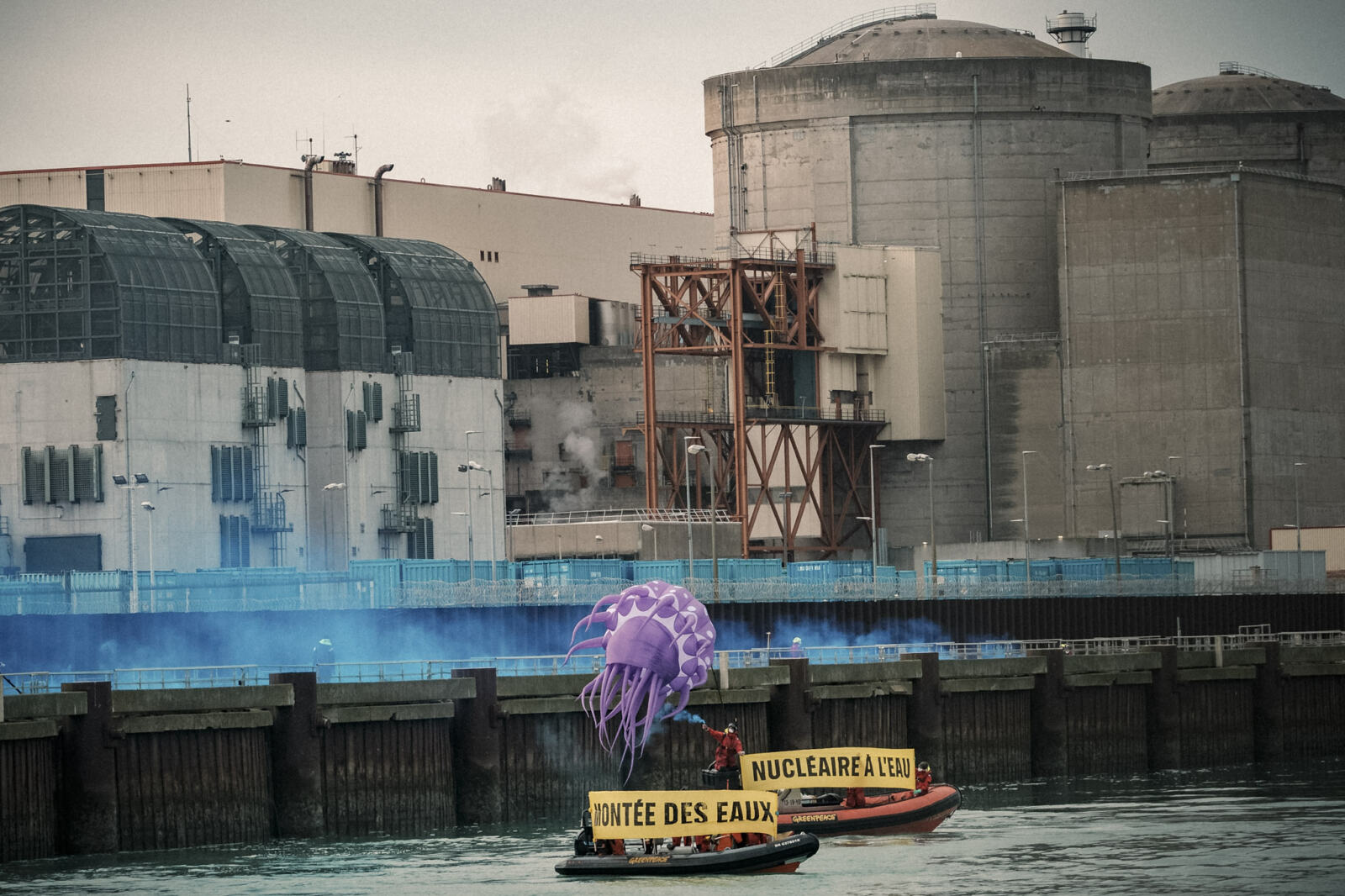 EDF veut construire deux nouveaux réacteurs nucléaires (EPR2) à Gravelines (Hauts-de-France), sur le delta du fleuve Aa, dans une zone déjà exposée au risque d'inondations et de submersion par la mer. Pourtant, nous subissons déjà les conséquences du dérèglement climatique en France, avec des inondations et des pluies record ces dernières semaines dans plusieurs départements. La fréquence et l'intensification de ces événements climatiques extrêmes vont s'accentuer. Aujourd'hui une quarantaine d'activistes ont dénoncé ce projet inconséquent.