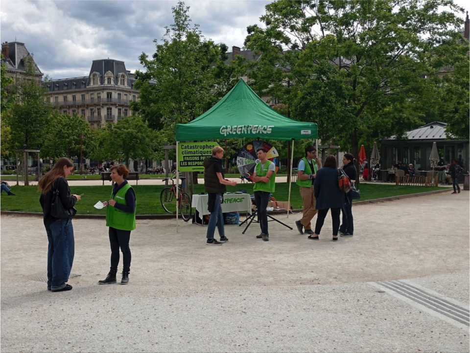 Information aux passants du centre-ville par Greenpeace Grenoble

Les entrepri