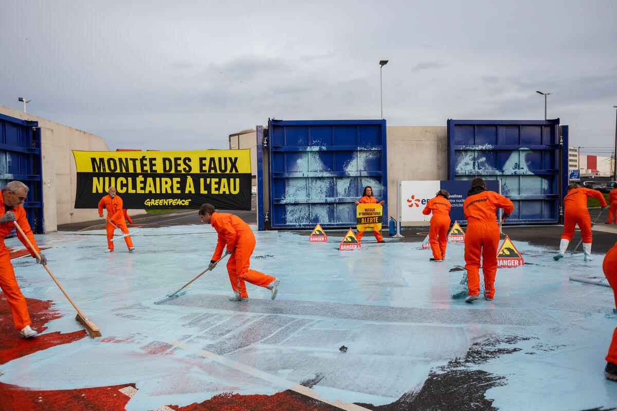 Après quatre mois de débat public censé faire la lumière sur les diverses interrogations concernant le projet de construction de deux réacteurs nucléaires (EPR2) à Gravelines, le bilan n'est pas rassurant. EDF a joué l'évitement sur les questions clés de la société civile. Bilan : les risques climatiques sont sous-estimés par EDF, ce qui met en danger la population locale, les travailleurs et travailleuses de la centrale et l'environnement.