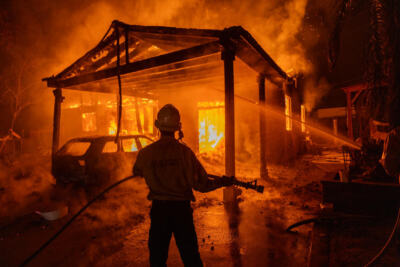 Des feux violents ravagent des maisons à Los Angeles, aux Etats-Unis, en janvier 2025