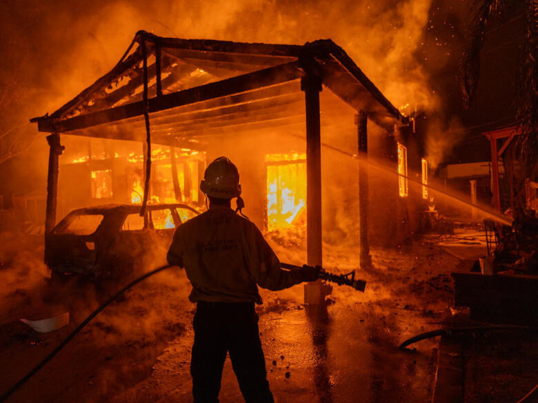 Des feux violents ravagent des maisons à Los Angeles, aux Etats-Unis, en janvier 2025