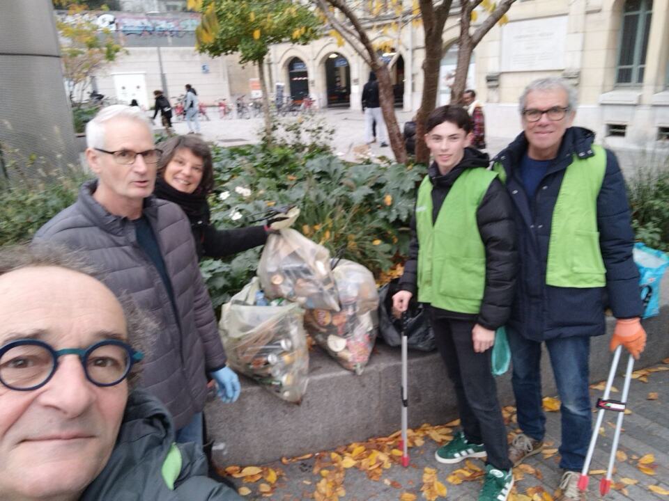 Le GL et les cleanwalkers ont ramassé les déchets sur le parvis de la gare de 