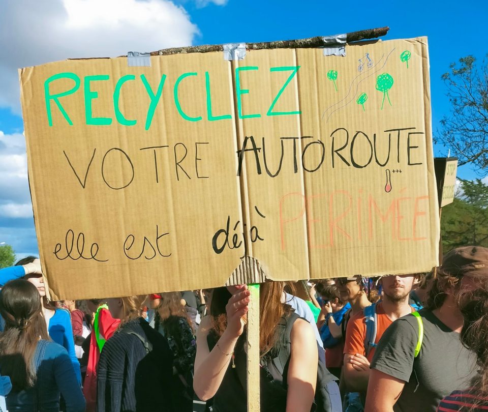 La justice administrative a annulé l’autorisation environnementale pour la construction de l’autoroute A69 Castres-Toulouse, le 27 février 2025. Avec nos alliés de l’Alliance écologique et sociale, nous nous réjouissons de cette formidable victoire, rendue possible grâce aux militantes et militants qui luttent depuis des années contre ce projet absurde.