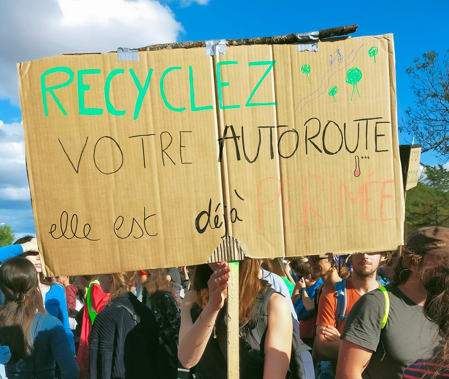 La justice administrative a annulé l'autorisation environnementale pour la construction de l'autoroute A69 Castres-Toulouse, le 27 février 2025. Avec nos alliés de l'Alliance écologique et sociale, nous nous réjouissons de cette formidable victoire, rendue possible grâce aux militantes et militants qui luttent depuis des années contre ce projet absurde.