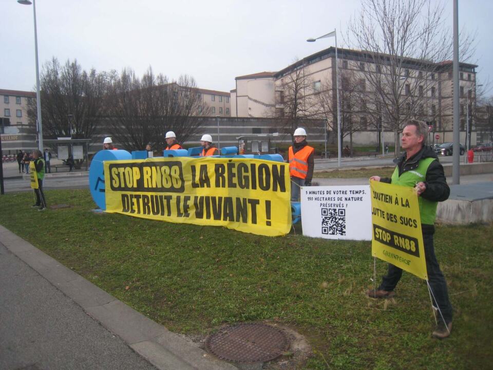 Lundi 17 février, le groupe local Greenpeace Clermont Ferrand est passé à l’action pour alerter le public sur le projet actuel de déviation de la Route Nationale 88 (RN88) en Haute Loire.