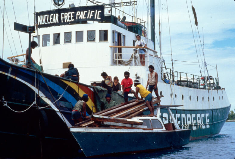 Evacuation de la population marshallaise de l’atoll de Rongelap vers Mejatto (mai 1985) © Greenpeace / Fernando Pereira