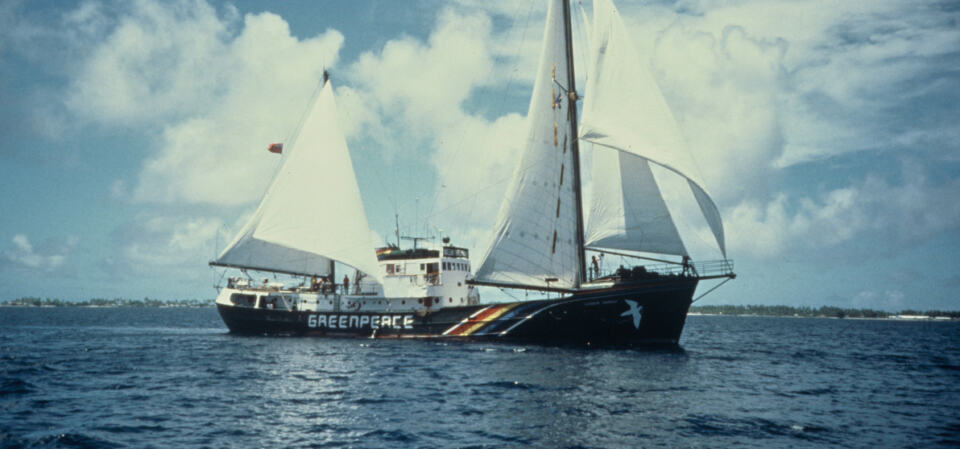 Le 10 juillet 1985, alors qu'il est amarré dans le port d'Auckland (Nouvelle-Zélande), le Rainbow Warrior est victime d'un attentat commis par les services secrets français. Fernando Pereira, militant et photographe de Greenpeace, meurt noyé, pris au piège à l'intérieur du navire. 40 ans après, nous n'oublions pas.