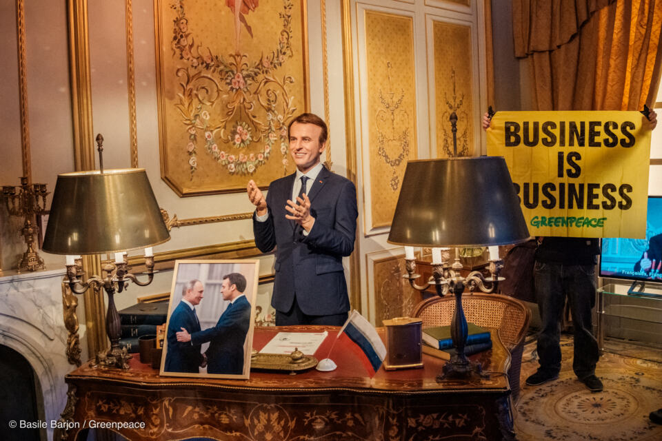 Malgré les discours de solidarité avec l’Ukraine prononcés par E. Macron sur la scène internationale, la France continue à remplir les poches de Moscou et à financer ainsi l’effort de guerre russe en Ukraine. Si des mesures et des sanctions ont été prises au niveau européen à l’encontre de la Russie, trois secteurs clés sont passés entre les mailles du filet. Trois secteurs desquels notre pays est fortement dépendant et qui jouent aussi un rôle clé dans la transition écologique et la lutte contre le changement climatique.