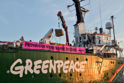 Action : Boulders placement in the Gulf of Lion (Mediterranean Sea) to prevent bottom trawlingGreenpeace pose des rochers au fond du Golfe du Lion pour empêcher le chalutage de fond