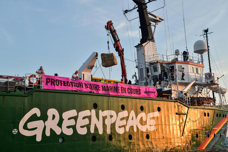 Le gouvernement n’agit pas? Nous le faisons. Ce matin, des activistes de Greenpeace ont déposé des rochers dans une zone marine 