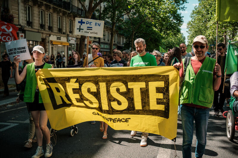 Adressant un message clair à toutes celles et ceux qui tentent de l'intimider, Greenpeace International retournera devant les tribunaux le 2 juillet, cette fois aux Pays‑Bas (pays où elle a son siège), pour contester la procédure-bâillon (SLAPP) intentée par la compagnie pétrolière américaine Energy Transfer contre Greenpeace International et des entités de Greenpeace aux États-Unis. C'est la toute première fois que la nouvelle législation anti-SLAPP de l'Union européenne est activée. Une issue favorable à cette affaire pourrait créer un précédent permettant d'invalider les poursuites abusives à travers l'Europe et de montrer que les entreprises polluantes ne peuvent pas attaquer la liberté d'expression et qu'elles ne gagneront rien par l'intimidation.