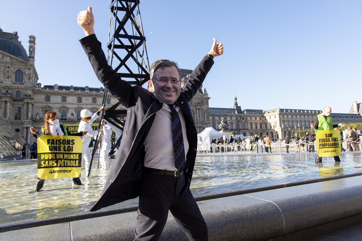 Le 5 juin 2025, TotalEnergies a comparu pour la première fois devant un tribunal pour répondre de la sincérité de ses engagements climatiques. Un recours historique, porté par Les Amis de la Terre France, Greenpeace France et Notre Affaire à Tous, avec le soutien de ClientEarth, qui pourrait marquer un tournant décisif dans la lutte contre le greenwashing des entreprises polluantes. Le jugement sera rendu le 23 octobre.
