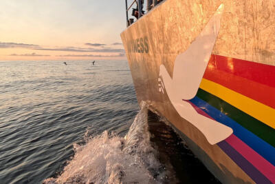Colombe de la paix sur la coque du Witness, navire de Greenpeace