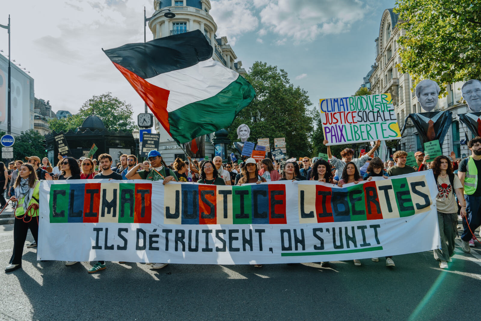 Alors que la fortune des milliardaires s'envole et que l'immense majorité de la population subit les conséquences d'une crise économique, sociale et environnementale sans précédent, nous avons la conviction qu'un changement de cap est indispensable. Le 28 septembre, Greenpeace se mobilise pour le climat, la justice et les libertés aux côtés de millions de citoyens et citoyennes, des syndicats et d'associations, dans le cadre des Marches des résistances et dans la foulée des mouvements sociaux des 10 et 18 septembre.