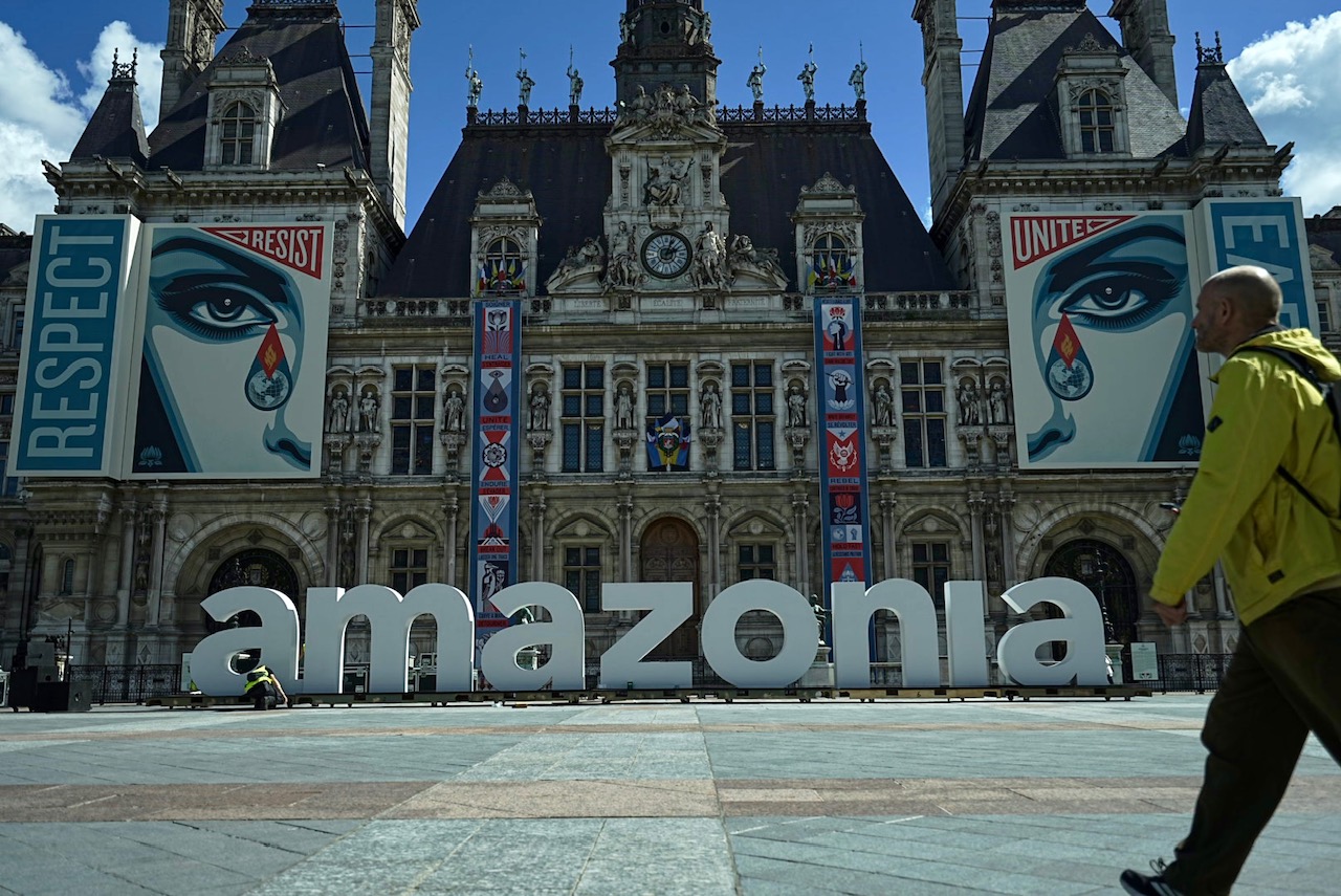 Le 5 septembre, Journée mondiale de l'Amazonie, Greenpeace a installé les lettres géantes “A.M.A.Z.O.N.I.A” devant l'hôtel de ville de Paris. Cette mobilisation s'inscrit dans l'Amazonia Tour, une campagne menée par Greenpeace à travers l'Europe pour interpeller le grand public et les responsables politiques sur les dangers qui guettent la plus grande forêt tropicale du monde et soutenir celles et ceux qui la défendent. Cet événement a rassemblé des militant·es, des associations et des représentant·es de peuples autochtones victimes de la déforestation au Brésil. 