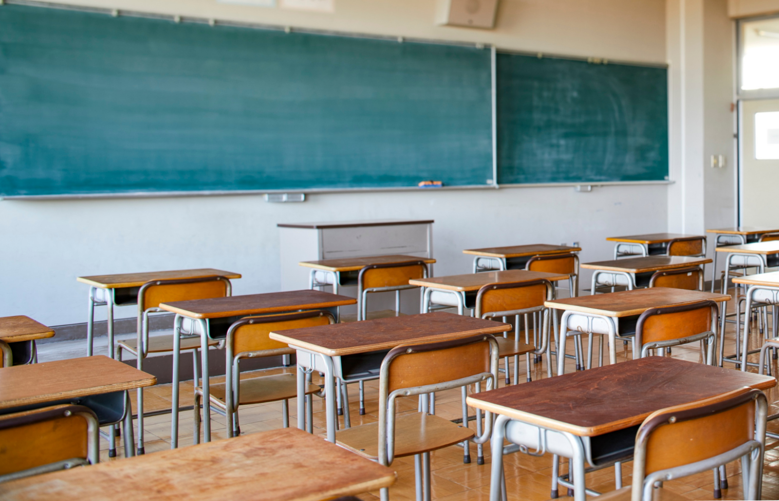 Aujourd'hui, c'est la rentrée des classes. Près de 13 millions de personnes vont retrouver leurs écoles, collèges, lycées. Une grande partie d'entre elles vont continuer à subir la mauvaise isolation de leurs établissements sans aucune perspective d'amélioration côté gouvernement. 