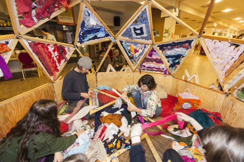 Atelier de réparation de textiles.