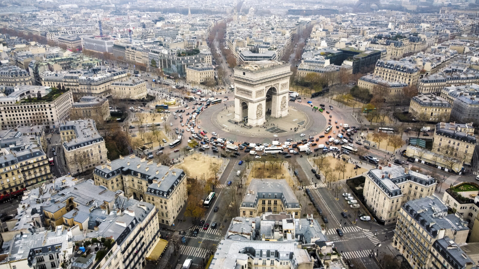 Dix ans après la signature de l'accord de Paris, le constat est amer&nbsp;: la désinformation progresse, la criminalisation des défenseuses et défenseurs de l'environnement augmente, les reculs écologiques se multiplient. Alors que l'urgence climatique est là, la France ne respecte toujours pas ses objectifs climatiques. Plus que jamais, la mobilisation citoyenne reste essentielle pour résister à l'inaction et porter des alternatives concrètes.