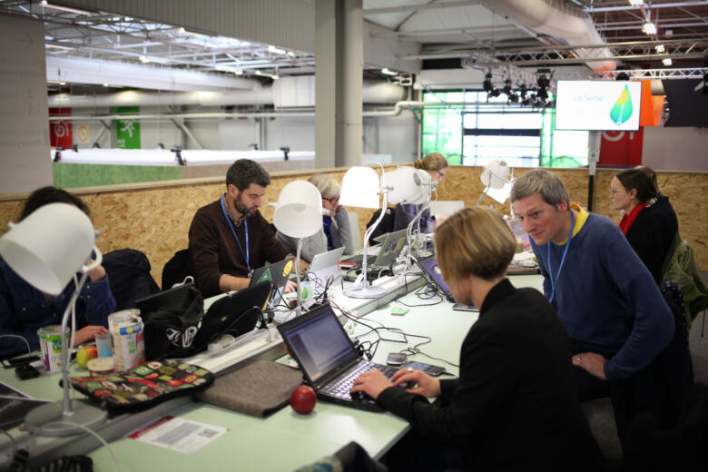 Jean-François Julliard et la délégation de Greenpeace lors de la COP21, au Bourget, en France