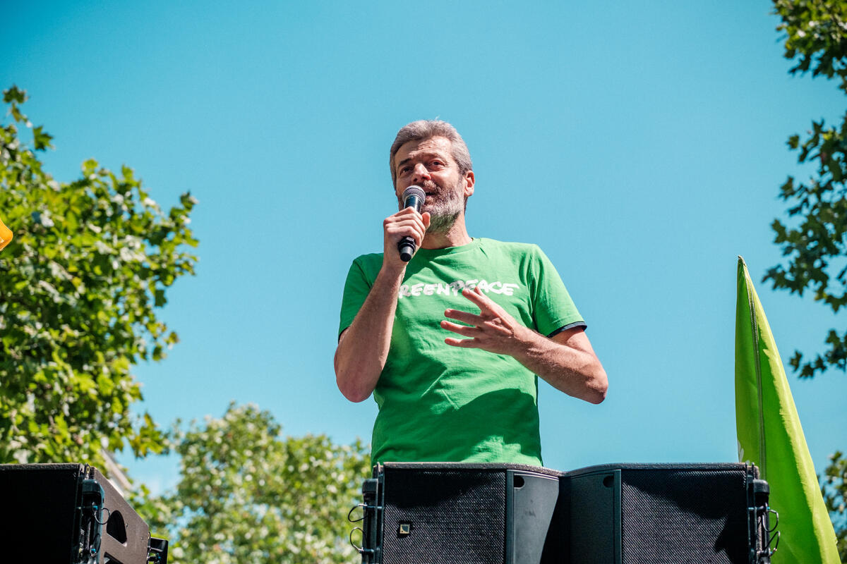 À la fin de l'année 2025, une nouvelle page de l'histoire de Greenpeace France va se tourner, avec le départ de notre directeur général, Jean-François Julliard. Durant 14 années, il a incarné et porté avec sérénité et détermination les combats de notre organisation, que ce soit aux côtés de nos militants et militantes, au cœur de nos actions, au sein des tribunaux, auprès des médias, sur le terrain ou encore avec les syndicats et mouvements sociaux. Il a aussi contribué à faire évoluer Greenpeace France pour accroître notre impact et faire face aux défis toujours plus nombreux.