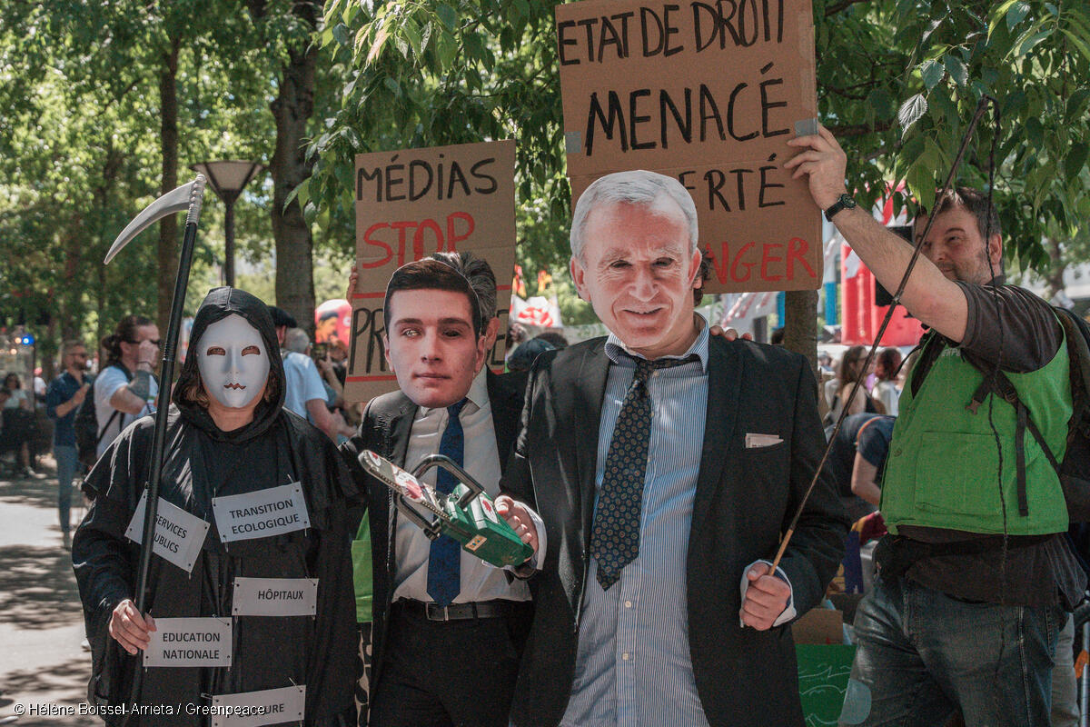 Dans ses discours, sur les réseaux sociaux et dans les médias, l'extrême droite prétend défendre le « peuple », la « France du travail », les « paysages », la « vie quotidienne des Français et des Françaises » et le « bien-être animal ». Mais derrière ces slogans se cache une politique ultra-conservatrice, anti-sociale et anti-écologique, favorable aux grandes fortunes et préjudiciable à l'environnement, à la santé et aux conditions de vie des plus modestes. Décryptage en 5 points (et un bonus).