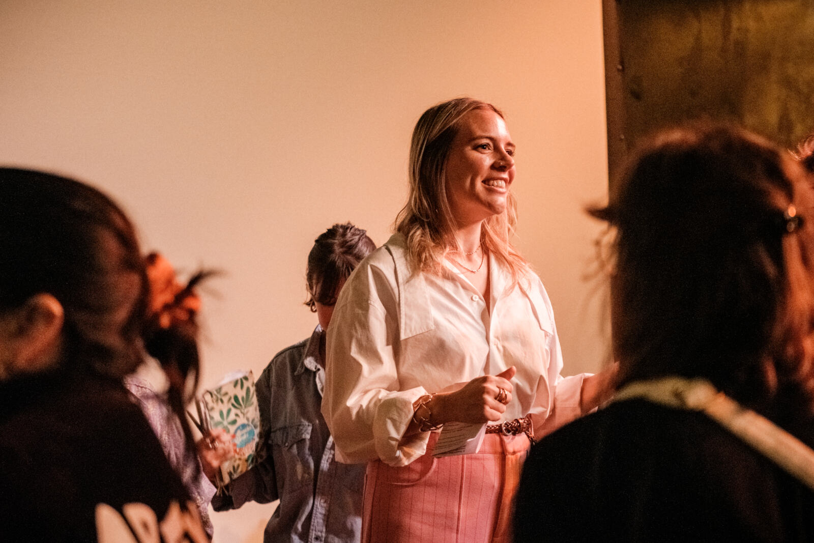 Lumir Lapray est activiste et autrice de “Ces Gens-Là” (Payot).* Dans cet ouvrage mêlant récits de terrain et analyse politique, elle retourne dans l'Ain où elle a grandi pour donner la parole aux classes populaires et moyennes rurales, trop souvent réduites à des clichés. À travers des portraits et des rencontres, elle décrit les colères, les attachements et les rapports au politique qui traversent ces territoires, et interroge les mécanismes sociaux qui façonnent les représentations des ruralités dans le débat public.

Dans cet entretien, elle revient sur le rôle des récits, la perception d'une écologie jugée punitive et les conditions nécessaires pour reconstruire des alliances populaires dans les campagnes.