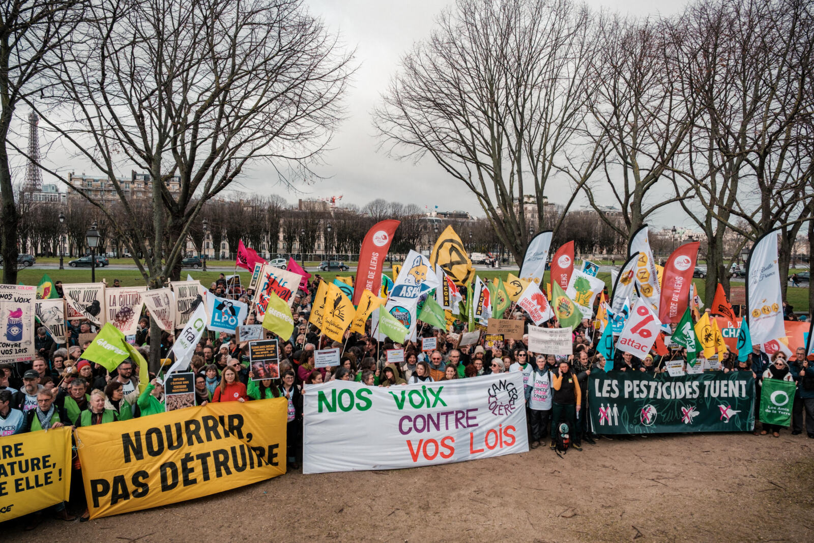 Alors que la deuxième pétition française la plus signée de l'histoire contre la loi Duplomb va enfin être discutée à l'Assemblée nationale, une réplique législative est déjà prête à prendre le relais. Entre déni démocratique et fuite en avant, décryptage des enjeux de l'affrontement qui engage notre santé et notre agriculture.