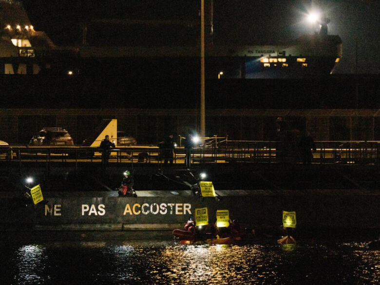 Vue de l'écluse du port de Dunkerque, de nuit, sur laquelle il est inscrit 
